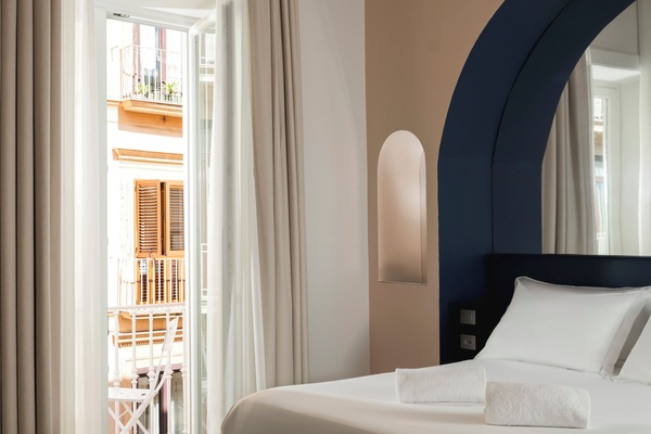 Deluxe Double or Twin Room | Peralatan tempat tidur premium, peti besi dalam bilik, meja