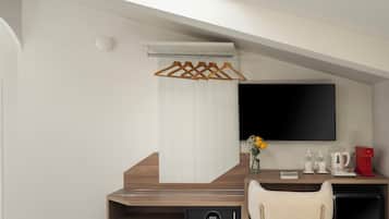 Attic Room Double or Twin | Biancheria da letto di alta qualità, una cassaforte in camera