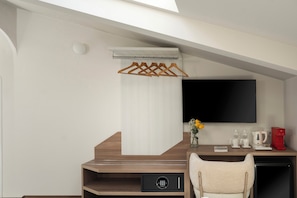 Attic Room Double or Twin | Ropa de cama de alta calidad y caja de seguridad en la habitación 