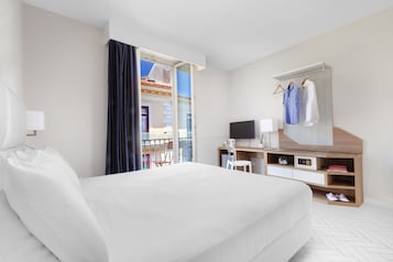 Premium bedding, in-room safe, desk, soundproofing