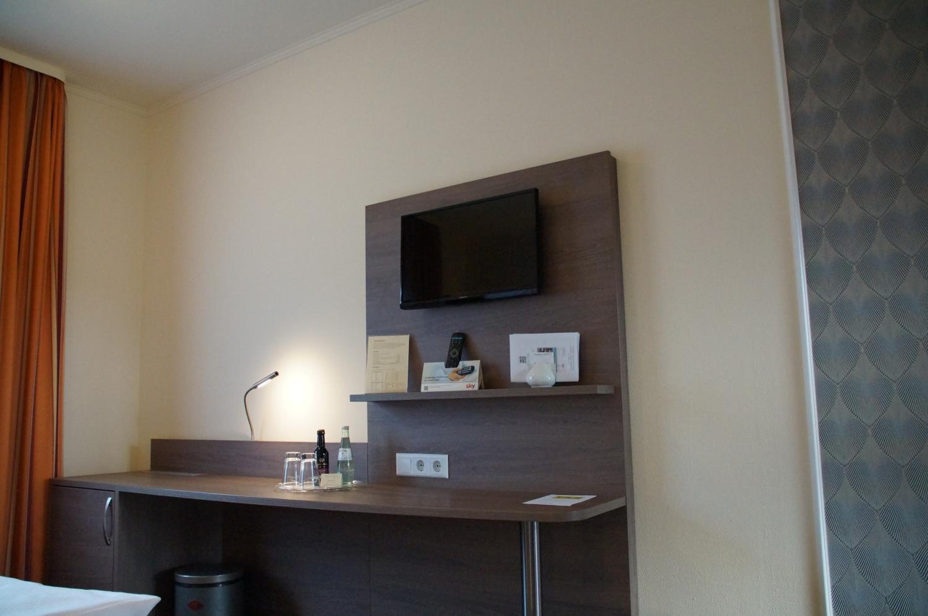 1 bedroom, minibar, individually furnished, desk