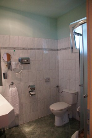 Sturta, snyrtivörur án endurgjalds, hárblásari, handklæði