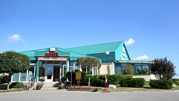 Un hotel con recepción y restaurante.