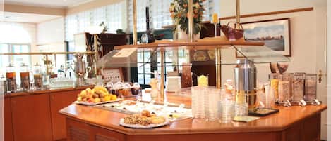 Breakfast, lunch and dinner served