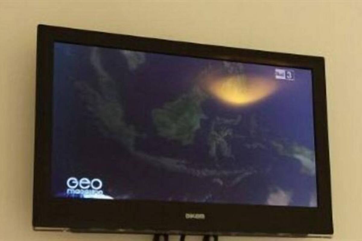 Ein flachbildfernseher an der Wand zeigt eine Wettervorhersage.