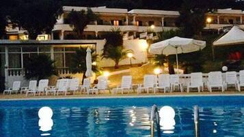 Kolam renang outdoor, dengan kursi berjemur