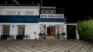 A two-story building with a sign reading "HOTEL MATALASCAÑAS." - Hotel Matalascañas (Almonte)