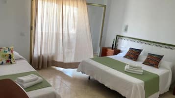 Mobiliario individual, escritorio, cortinas opacas y wifi gratis