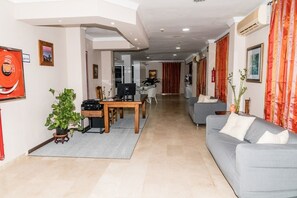 ฝ่ายต้อนรับ