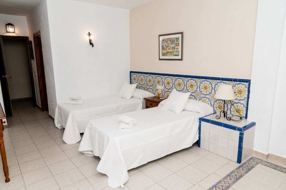 Habitación con 2 camas individuales | Escritorio, cortinas opacas, wifi gratis y mobiliario individual