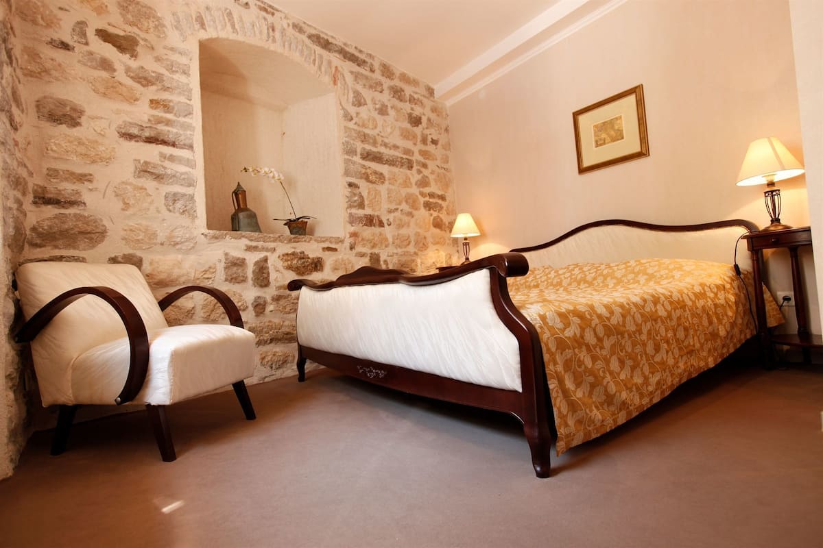 deluxe suite, sea view | minibar, in-room safe, individually furnished, desk