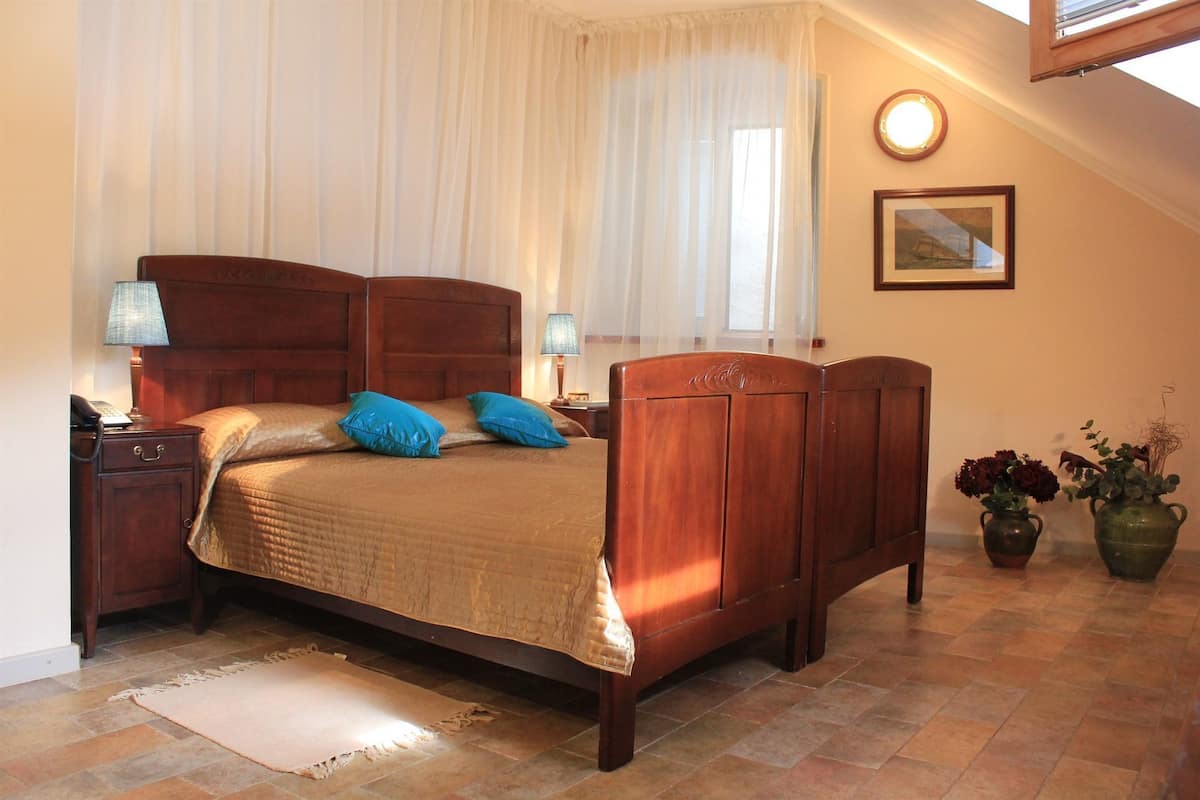 standard twin room, 2 single beds | minibar, in-room safe, individually furnished, desk