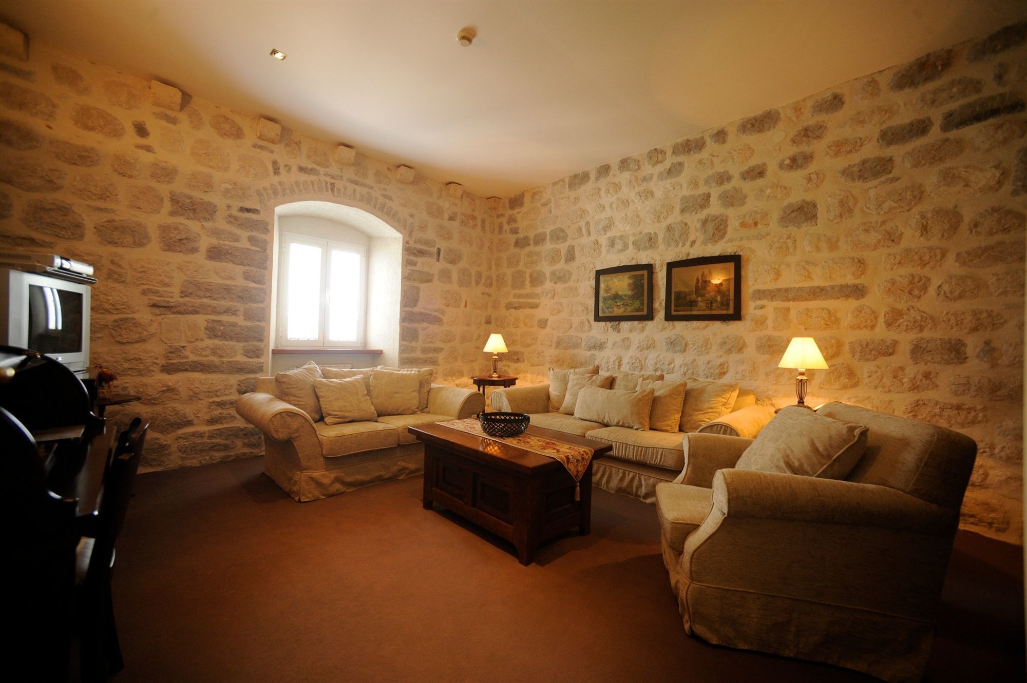 deluxe suite, sea view | living room | tv, ipod dock