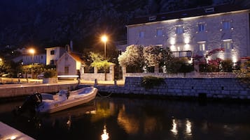 Voorkant accommodatie - avond/nacht