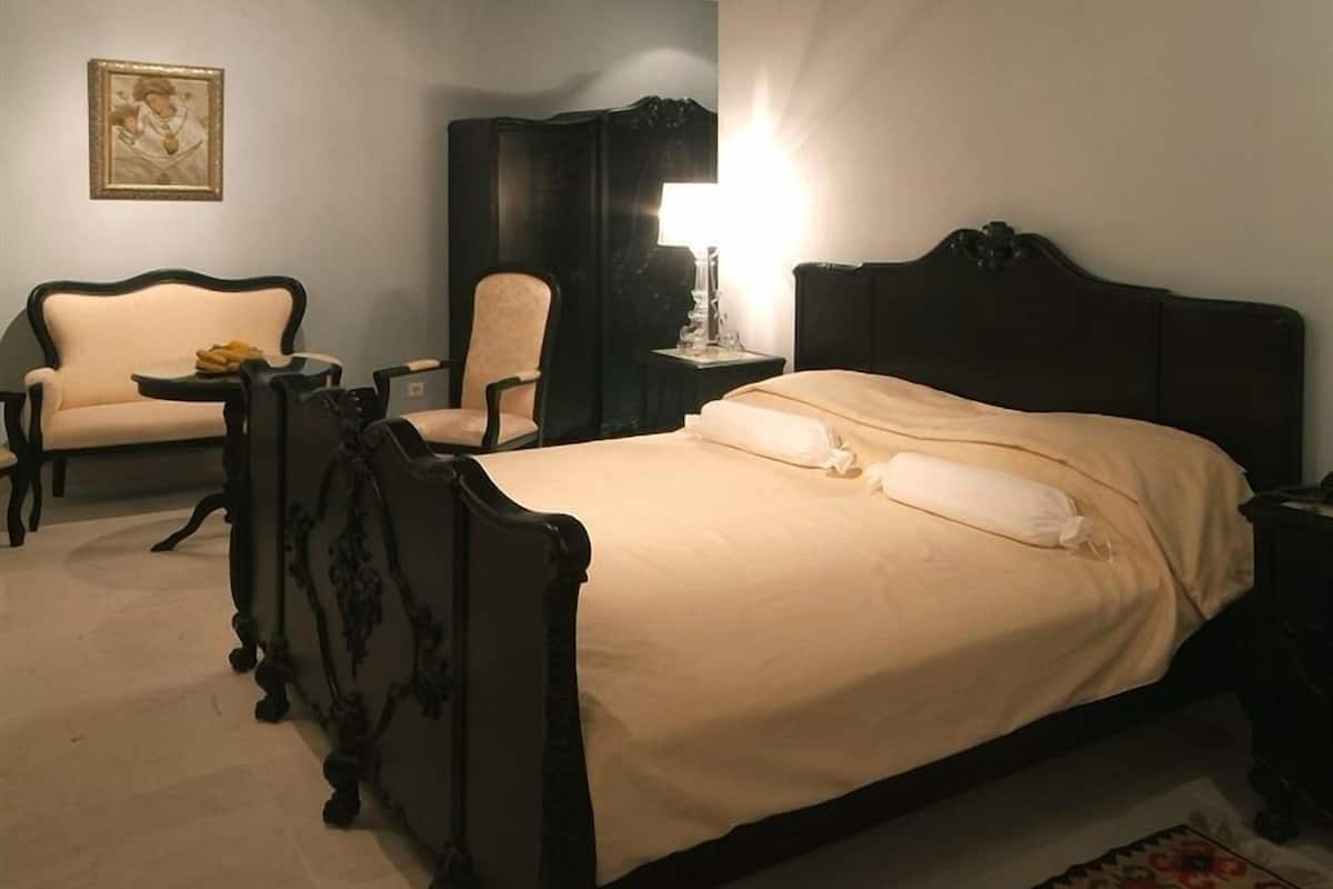 junior suite, sea view | minibar, in-room safe, individually furnished, desk