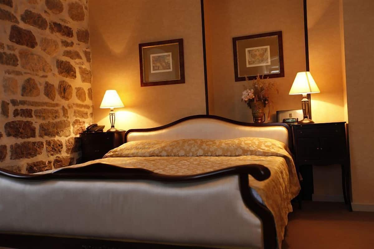 Suite Deluxe, vue sur la mer | Minibar, coffre-fort, bureau, lit de bébé (supplément)