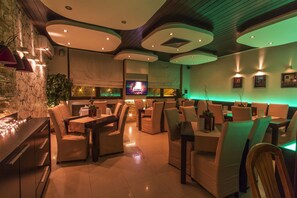 2 restaurantes; se sirven desayunos