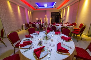 2 restaurants, breakfast served - Petrus Hotel (Paracin)