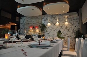 2 restaurants; breakfast, lunch and dinner served  - Petrus Hotel (Paracin)