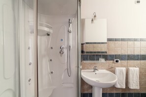 Double Room | Bathroom | Shower, free toiletries, hair dryer, bidet - Domus Quiritum (Rome)