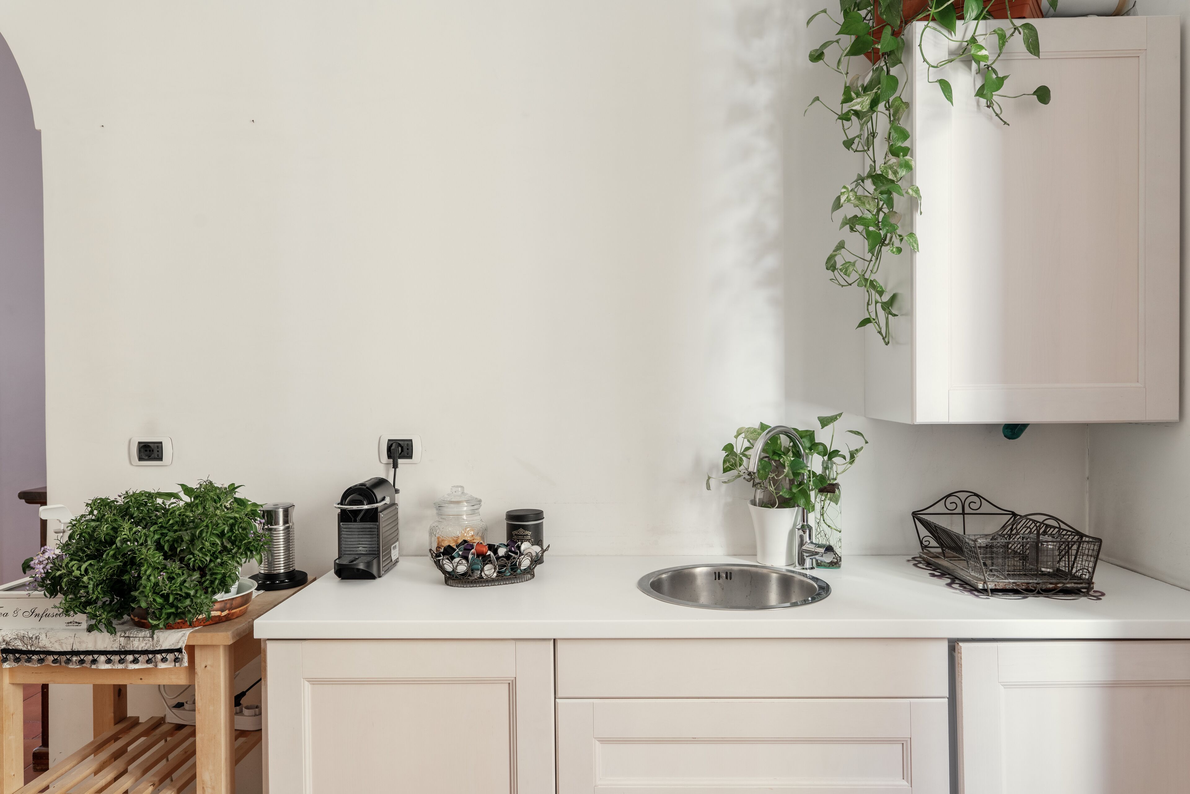 Een koelkast, een espressoapparaat, een koffiezetapparaat/waterkoker