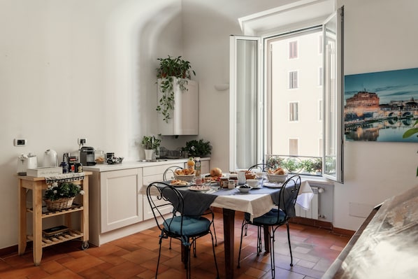 32–tuumainen televisio, jossa digitaalikanavat