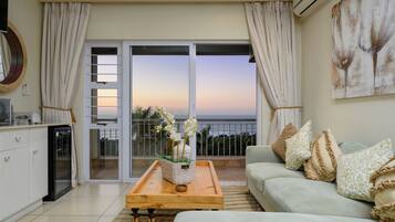 Honeymoon Suite, 1 King Bed, Bathtub, Sea View | In-room safe, blackout curtains, free WiFi, bed sheets