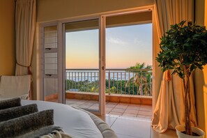 Suite pour lune de miel, 1 très grand lit, baignoire, vue sur la mer | 1 chambre, coffre-fort, rideaux d’obscurcissement