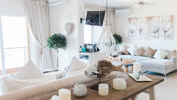 Honeymoon Suite, 1 King Bed, Bathtub, Sea View | In-room safe, blackout drapes, free WiFi, bed sheets