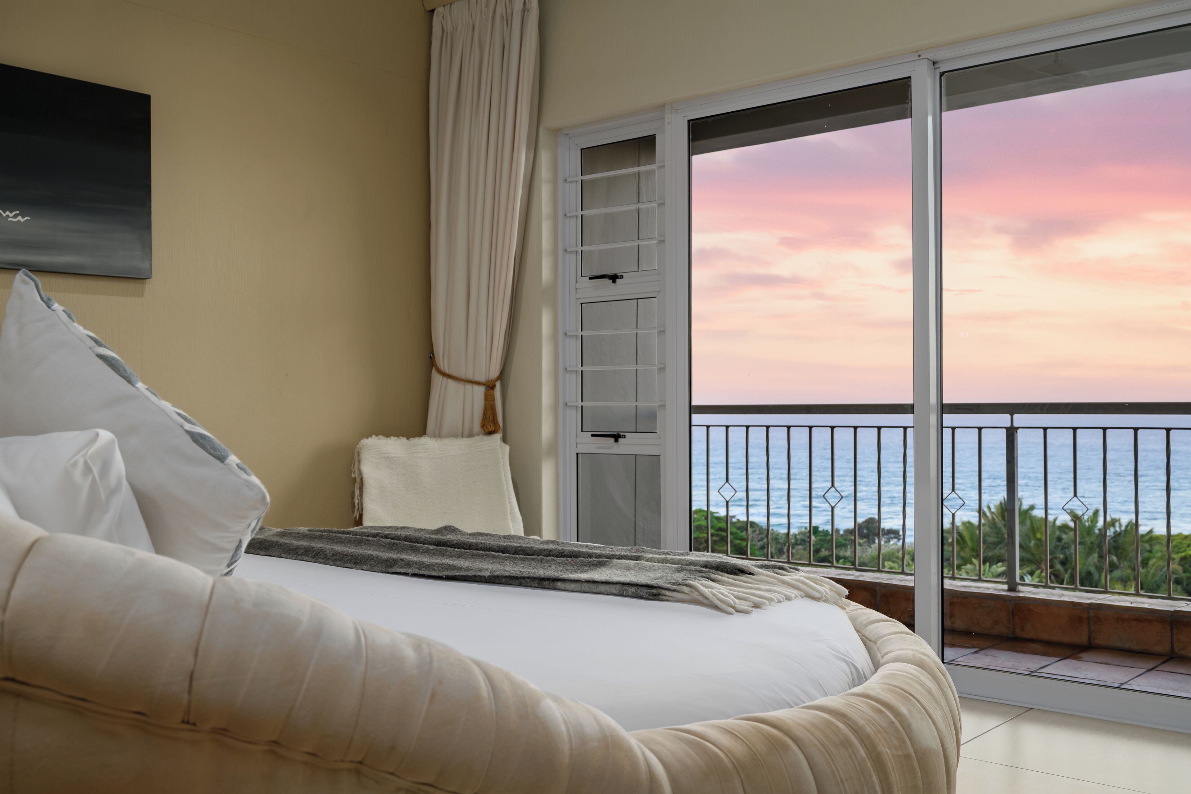 honeymoon suite, 1 king bed, bathtub, sea view | 1 bedroom, in-room safe, blackout curtains, free wifi