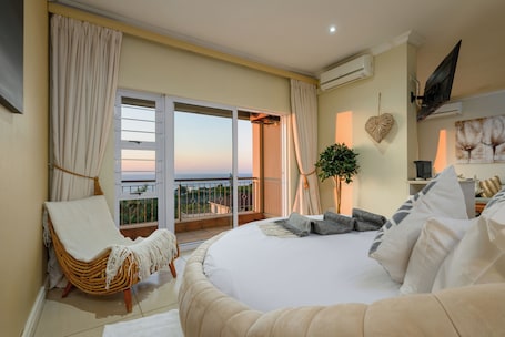 Honeymoon Suite, 1 King Bed, Bathtub, Sea View | In-room safe, blackout drapes, free WiFi, bed sheets
