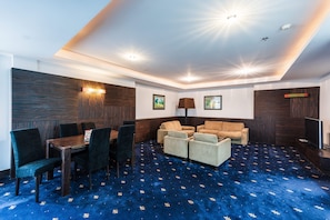 Royal Penthouse, City View | Living area | TV
