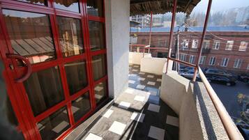 Studio, terrasse | Safe på rommet, individuelt dekorert, individuelt innredet og skrivebord