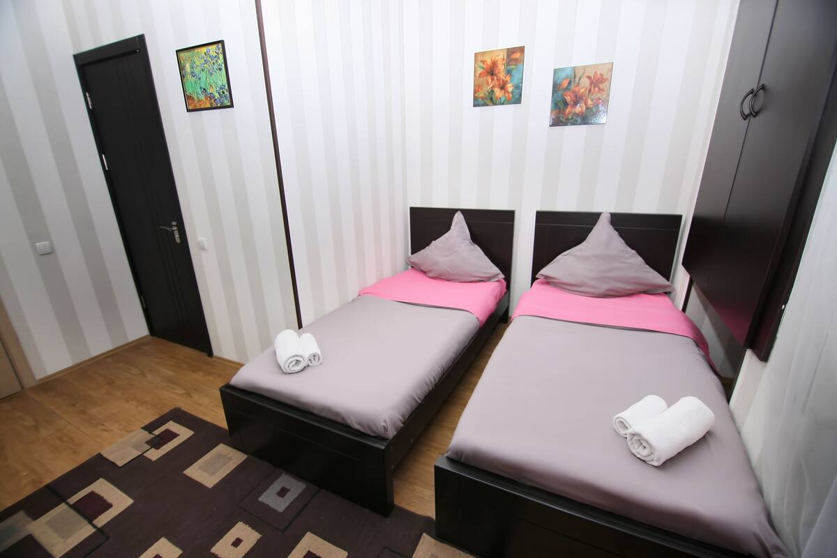 Standard Twin Room | In-room safe, individually decorated, individually furnished, desk