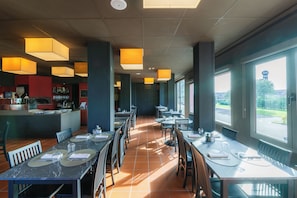 Lunch and dinner served  - Smart Hotel King , by R Collection Hotels (Varedo)