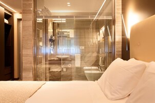 Minibar, caja de seguridad en la habitación, wifi gratis y ropa de cama