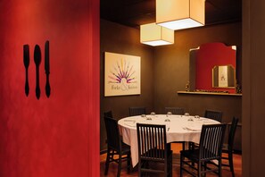 Lunch and dinner served, Italian cuisine