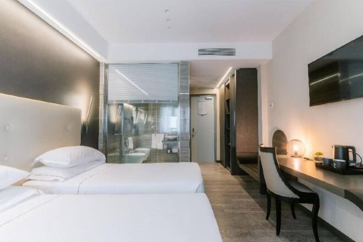 Minibar, in-room safe, WiFi (free), bed sheets