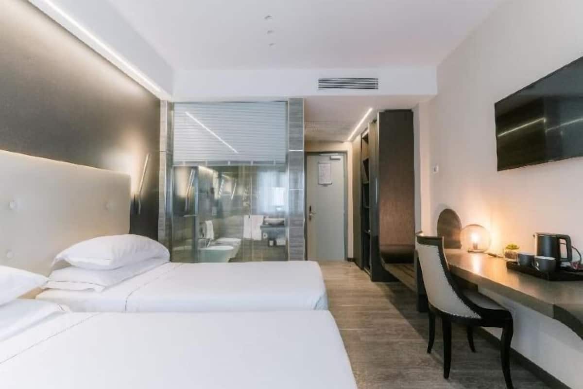 Minibar, in-room safe, WiFi (free), bed sheets