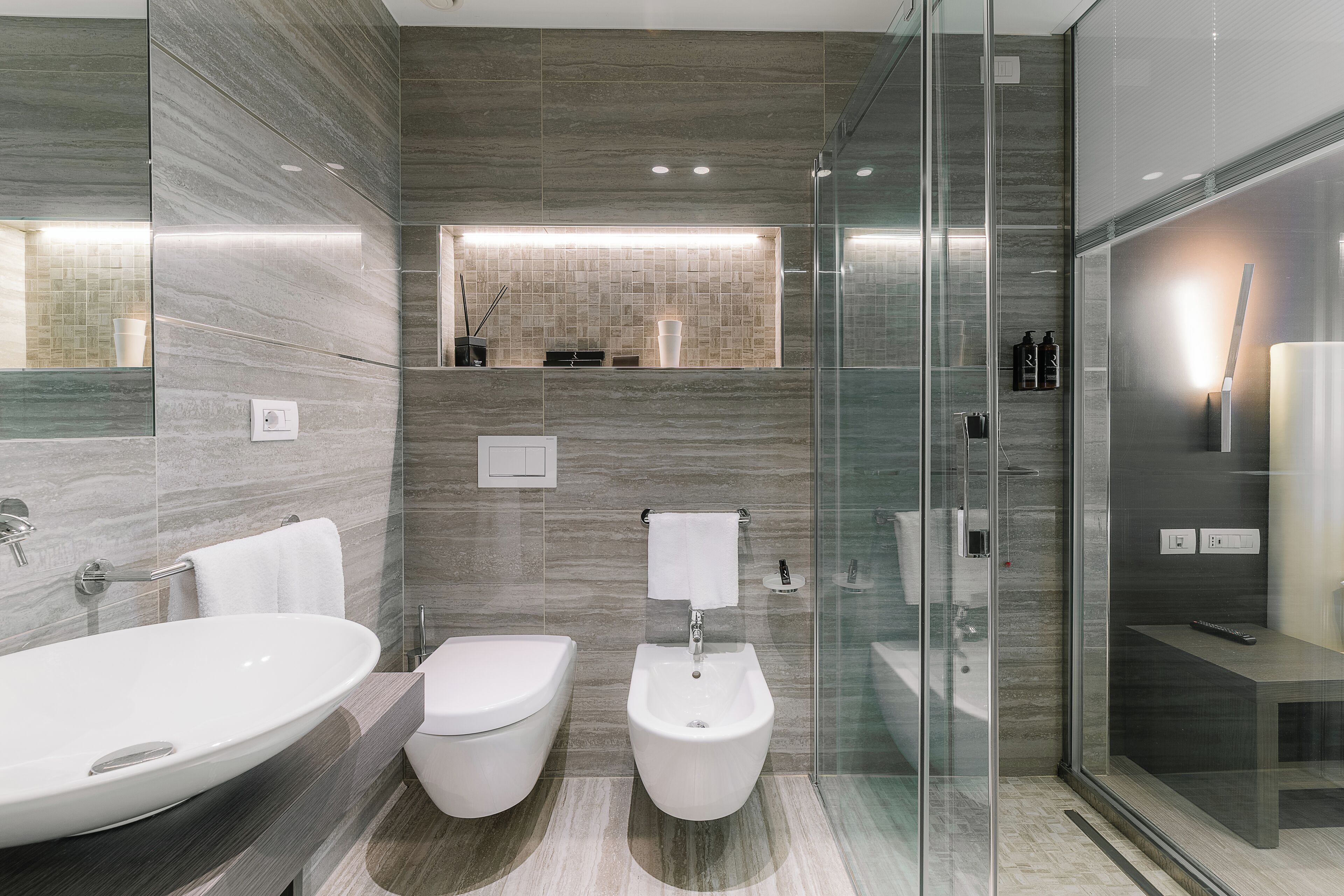 Deluxe-Doppelzimmer (mandatory web-check-in) | Badezimmer | Dusche, kostenlose Toilettenartikel, Haartrockner, Hausschuhe