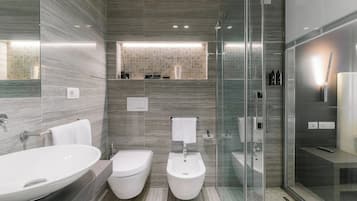 Deluxe-Doppelzimmer (mandatory web-check-in) | Badezimmer | Dusche, kostenlose Toilettenartikel, Haartrockner, Hausschuhe