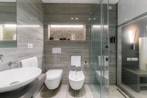 Deluxe Double Room (mandatory web-check-in) | Bathroom