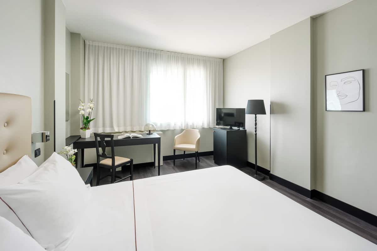 Minibar, caja de seguridad en la habitación, wifi gratis y ropa de cama