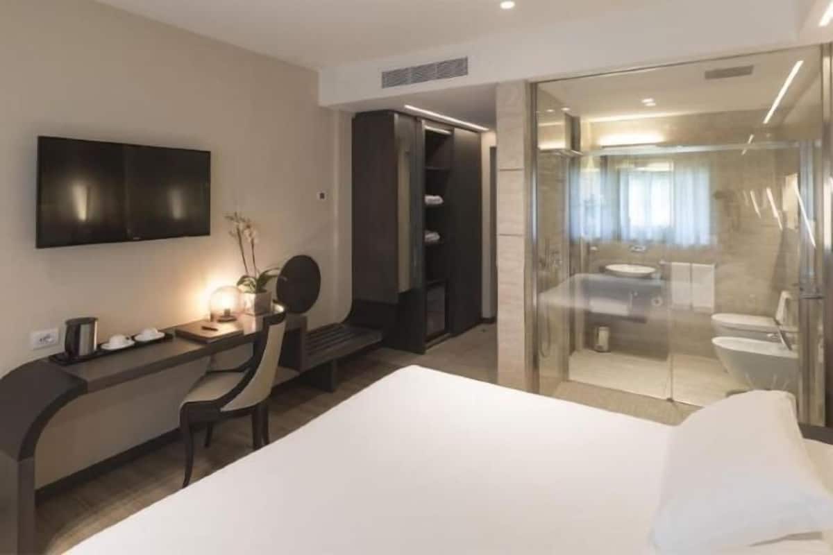 Minibar, caja de seguridad en la habitación, wifi gratis y ropa de cama
