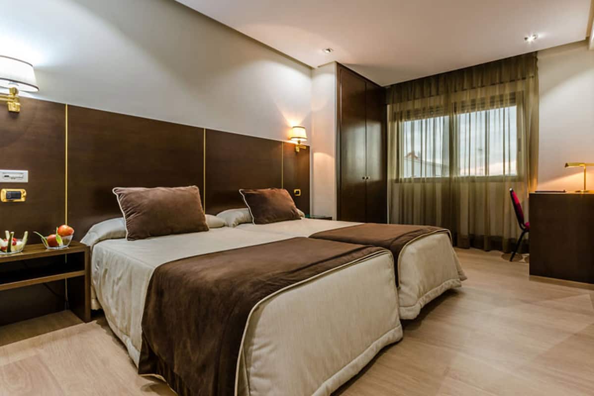 classic twin room, private bathroom | in-room safe, desk, blackout curtains, soundproofing