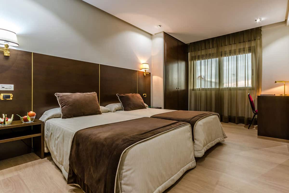 Classic Twin Room, Private Bathroom | Peti besi dalam bilik, meja, langsir/tirai gelap terus, kalis bunyi
