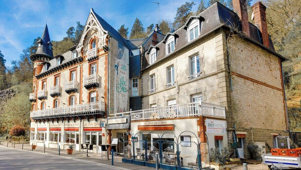 Un bâtiment historique doté d’une tour, d’un restaurant et d’un hôtel.