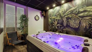 Sauna, bain à remous, massages