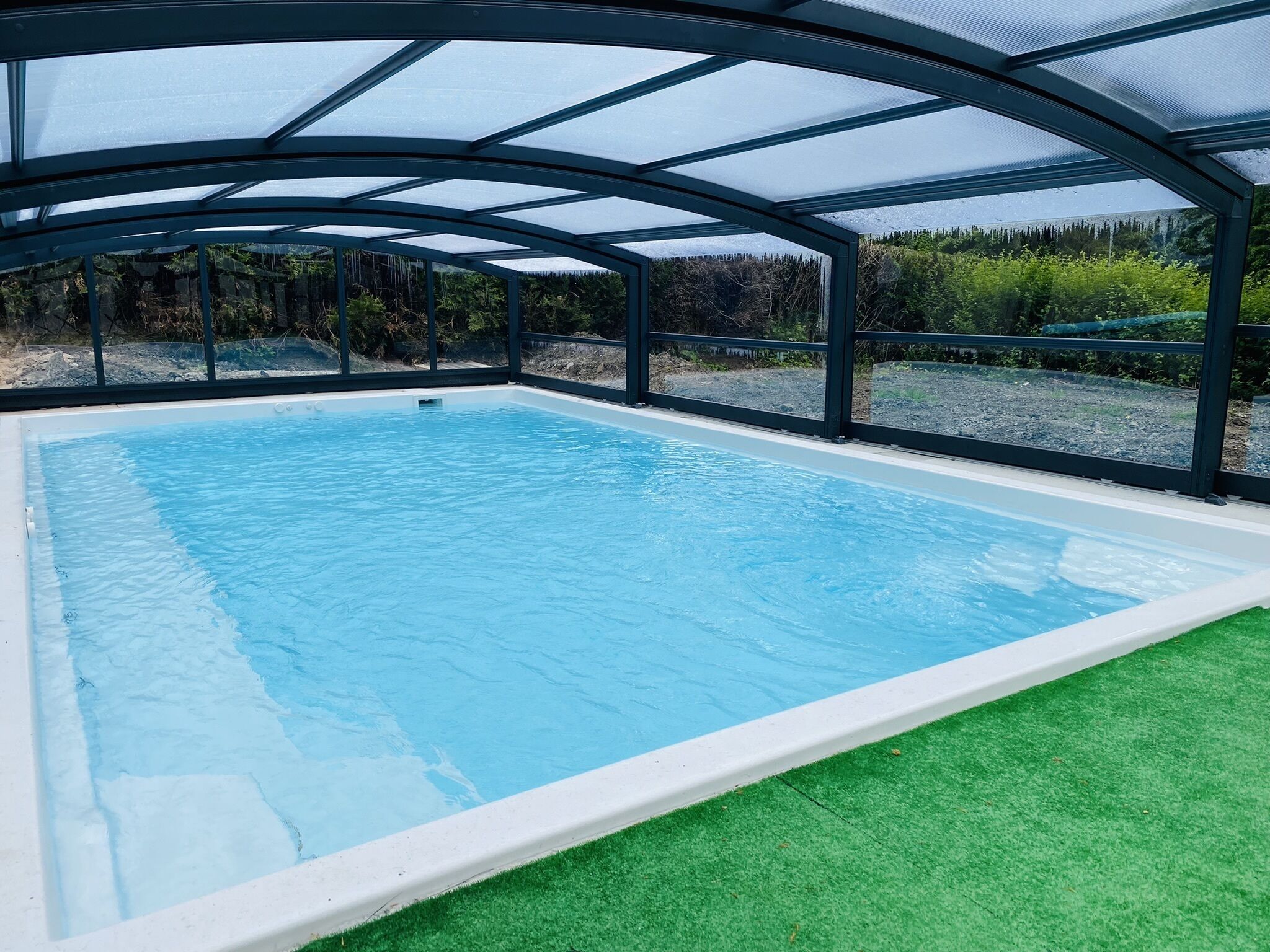 Sisäuima-allas, ulkouima-allas, aurinkotuoleja