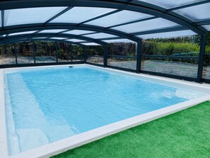Piscine couverte, piscine extérieure, chaises longues